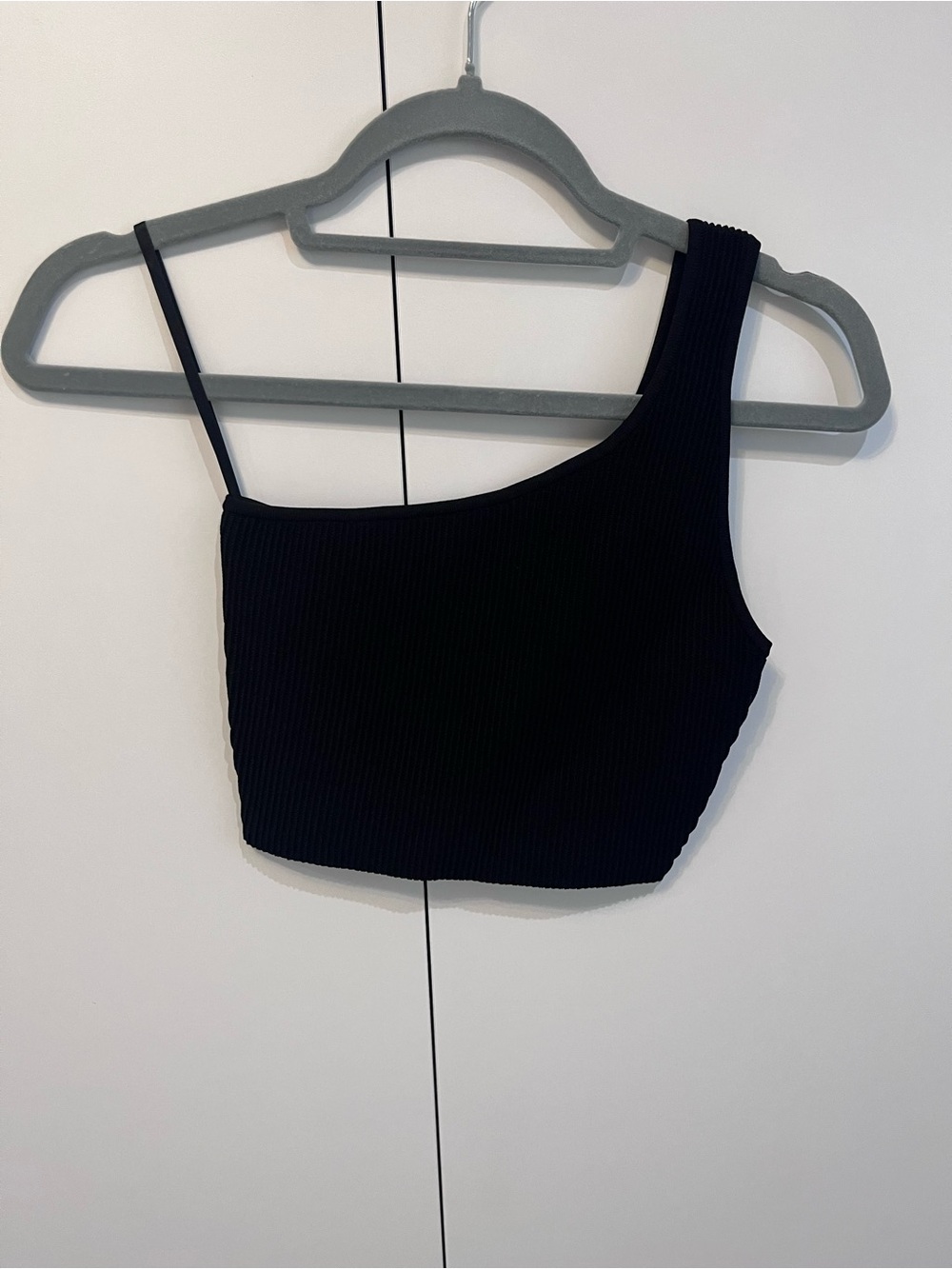 Aritzia Black One-Shoulder Ribbed Crop Top